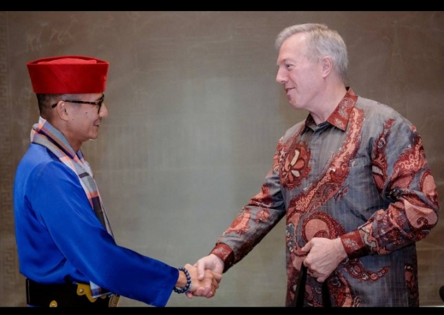 Menparekraf Sandiaga Uno bersama Duta Besar US-ASEAN Business Council Ted Osius saat kunjungannya ke Gedung Sapta Pesona, Jakarta, Selasa (23/8/2022).