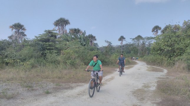 Para wartawan peserta media fam-trip menjajal trek sepeda cross country Rhino X-Triathlon, di Kawasan Ekonomi Khusus (KEK) Pariwisata Tanjung Lesung, Banten, Rabu (16/8/2017). (INDUSTRY.co.id/Irvan AF)