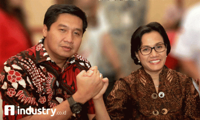 Menkeu Sri Mulyani Indrawati bersama Politisi Maruarar Sirait saat hadir dalam Simposium Nasional di Balai Kartini, Jakarta, Senin (14/8/2017). Foto (Rizki Meirino)