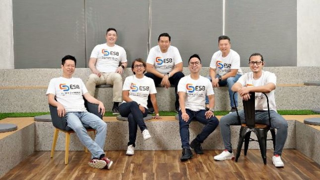 Photo (kiri ke kanan) : ESB Board of Directors ; Gunawan (CEO), Andrew Tiang (CFO), Fitriana Dyah (CMO), Eka Prasetya (COO), Cornelius Pantow (CHRO), Bobby Hadiwijaya (VP Business Development) & Setiadi (CTO)