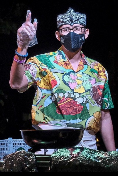 Menparekraf Sandiaga Uno berkreasi dengan kuliner di acara Festival Kuliner Keuken 2022; Sunday Funday di Kiara Artha Park, Bandung.