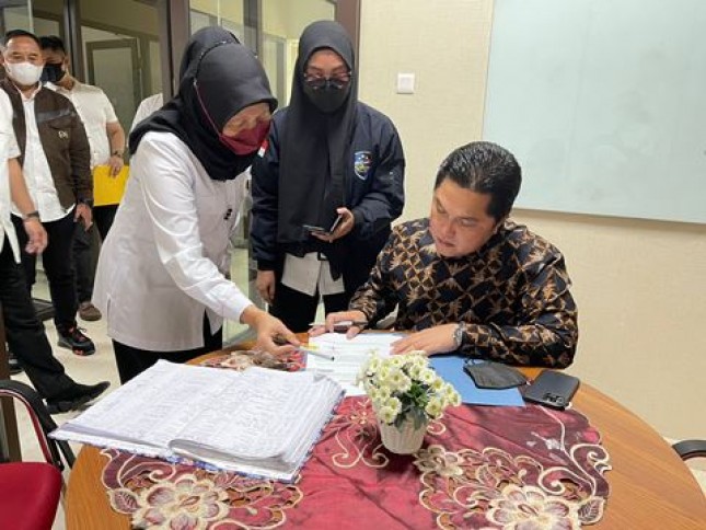 Keterangan Foto: Erick Thohir menandatangani pembuatan laporan polisi di Ruang Konsul SPKT Bareskrim Polri, Mabes Polri, Jakarta, Senin (29/8) petang.