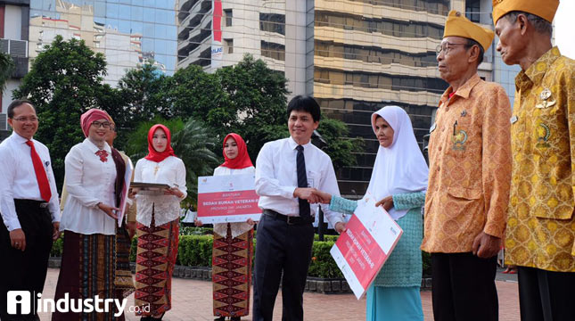 Staf khusus Mentri BUMN Ahmad Bambang dan Direktur PT Pupuk Indonesia (Persero) Aas Asikin Idat menyerahkan bantuan secara simbolis kepada Pariyem Istri Alm. Sukijo yang merupakan salah satu pejuang Veteran di DKI Jakarta
