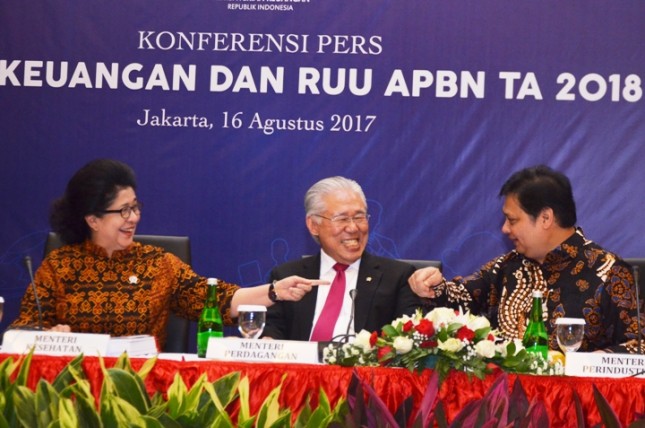 Menteri Perindustrian, Airlangga Hartarto bersama Menteri Kesehatan Nila Moeloek dan Menteri Perdagangan Enggartiasto Lukita sebelum Konferensi Pers Nota Keuangan dan RUU APBN 2018 di Jakarta, 16 Agustus 2017.