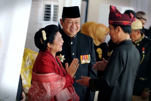 Presiden Jokowi berbincang dengan Presiden ke-6 SBY dalam acara Peringatan HUT ke-72 RI, di Istana Merdeka, Jakarta ( Foto: Humas/OJI)