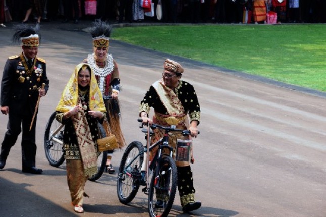 OSO Ketua DPD mendapat sepeda dalam peringatan kemerdekaan 72 tahun RI di Istana Merdeka, Kamis (17/8). (Foto: Humas/Oji).