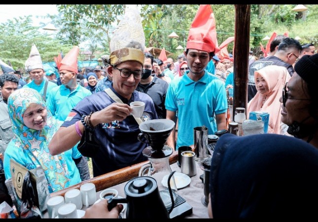 Menparekraf Sandiaga Uno menikmati kopi dari Desa Wisata Campaga yang masuk kedalam 50 besar desa wisata terbaik ajang Anugerah Desa Wisata Indonesia (ADWI) 2022.