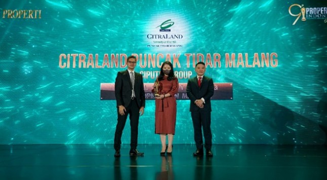 Penyerahan piagam penghargaan Indonesia Properti Award 2022 kepada CitraLand Puncak Tidar Malang
