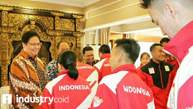 Menteri Perindustrian Airlangga Hartarto bersama Atlet Wushu Indonesia 