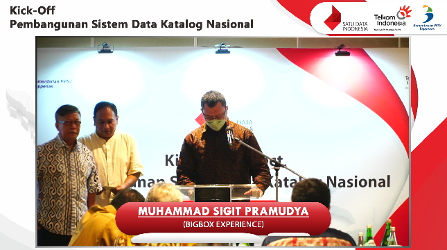 CEO BigBox Muhammad Sigit Pramudya (paling kanan) didampingi oleh Tenaga Ahli Telkom Dodi Sukmayadi (paling kiri) dan Hendra Eka Putra (tengah) memberikan sambutan pada acara Kick-off Project Pembangunnan Sistem Data Katalog Nasional Satu Data Indonesia (SDI).