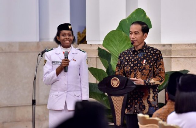Presiden Jokowi saat bersilaturahim dengan Teladan Nasional dan para pendukung acara Peringatan HUT ke-72 Kemerdekaan RI Jumat (18/8/2107). (Foto: Humas/Jay)