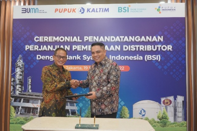 Direktur Sales & Distribution BSI Anton Sukarna (kanan) bersama dengan Direktur Keuangan dan Umum PT Pupuk Kaltim Qomaruzzaman (kiri) menandatangani perjanjian kerjasama penyediaan fasilitas pembiayaan dan fasilitas pengalihan hutang untuk distributor pupuk ("Distributor Financing"). 