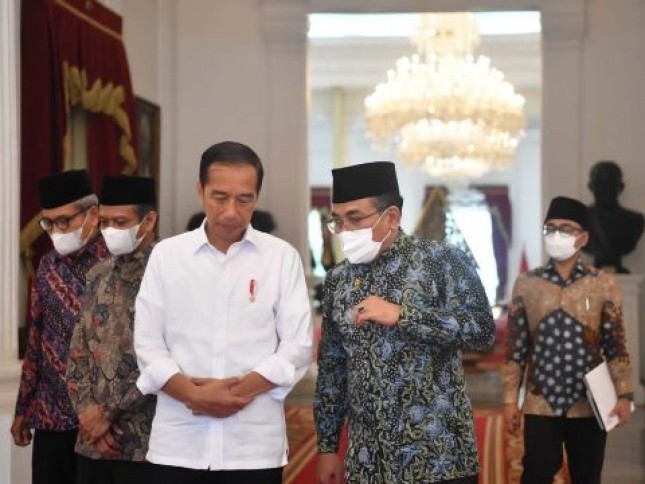 Presiden Jokowi berbincang dengan Ketua Umum PBNU Yahya Cholil Staquf, di Istana Merdeka, Jakarta, Kamis (22/09/2022). (Foto: BPMI Setpres/Rusman)