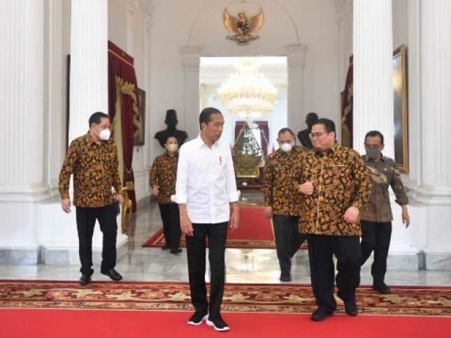 Presiden Jokowi menerima anggota Bawaslu RI periode 2022-2027 di Istana Merdeka, Jakarta, pada Kamis (22/09/2022). (Foto: BPMI Setpres/Rusman) 