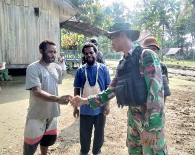 Satgas Yonif 126 Kala Cakti Sapa Warga di Perbatasan Papua