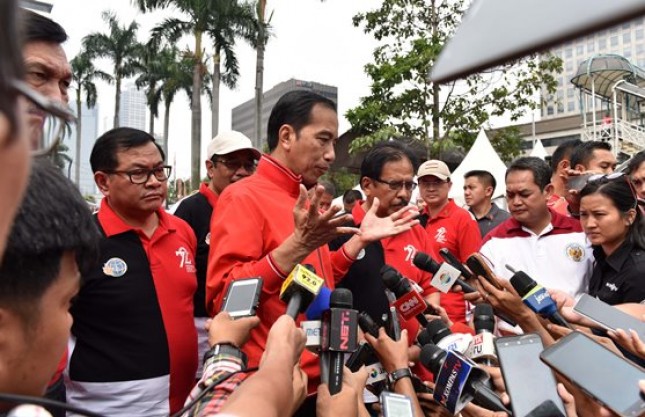 Presiden Jokowi usai Penyerahan Sertifikat Hak Atas Tanah Program Strategi Nasional Se-Jabodetabek, di lapangan Park and Ride, Minggu (20/8). (Foto: Humas/Jay)
