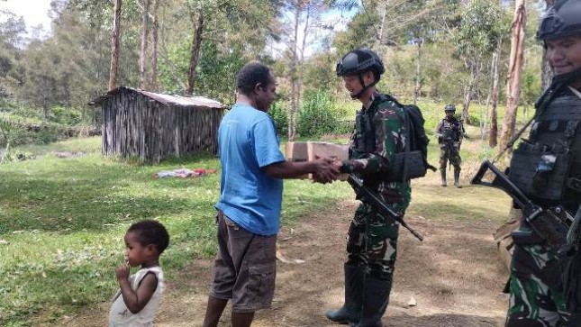 Satgas Yonif Mekanis 203 AK Tingkatkan Komunikasi dengan Masyarakat Desa Umbanume