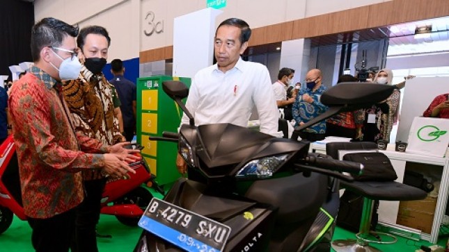 Dari kiri ke kanan: Chief Executive Officer SiCepat Ekspres The Kim Hai, Komisaris SiCepat Ekspres Diaz Hendropriyono, dan Presiden RI Joko Widodo dalam acara BUMN Startup Day 2022 yang diselenggarakan oleh Kementerian BUMN di ICE BSD, Tangerang Selatan, pada Senin (26/9). 