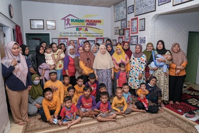 Pengurus beserta pasien anak-anak dan keluarga pasien di Rumah Pejuang Kanker Ambu, Bandung (22/9).