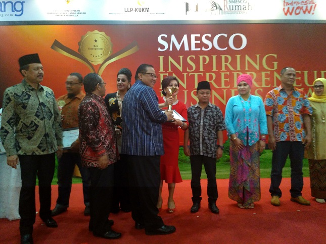 Menteri Koperasi dan UKM Puspayoga memberikan penghargaan SMESCO Inspiring Entrepreneur Business Award 2016 (Fadli, Industry.co.id)