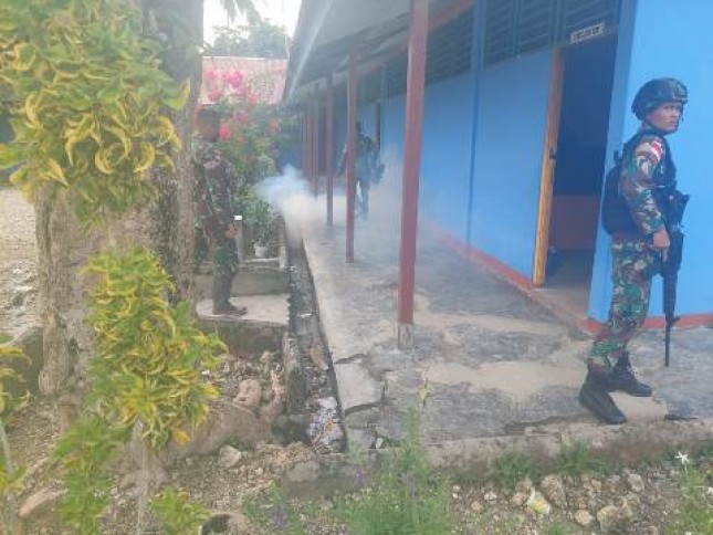 Satgas Yonif 126/KC Laksanakan Fogging Keliling Kampung di Wilayah Perbatasan Papua