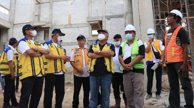 Menteri Basuki Meninjau Renovasi Gereja Katedral Keuskupan Agung Kupang