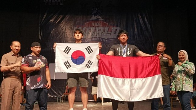 Pegulat tangan Korea Selatan, Ju Minkyung tampil sebagai juara umum (King of Table) kejuaraan Vier World Arm Wrestling 2022 di Jakarta, Minggu (2/10/2022).