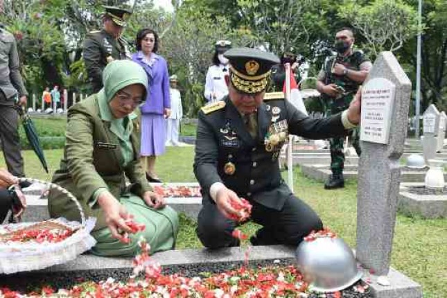Kasad Jenderal TNI Dudung Abdurachman Ziarah ke Makam Tokoh Nasional