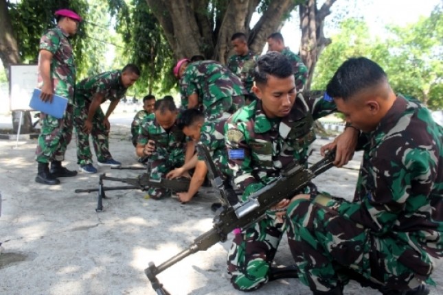 Prajurit Yonranratfib 2 Marinir Pertajam Kemampuan Menembak Senjata Mesin Sedang