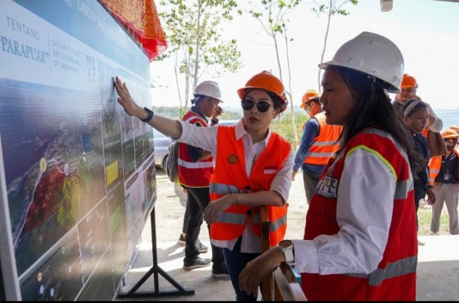 Wamenparekraf Angela Tanoesoedibjo didampingi Direktur Utama Badan Pelaksana Otorita Labuan Bajo Flores Shana Fathina, saat meninjau View Point di Kawasan Parapuar, Labuan Bajo, NTT.