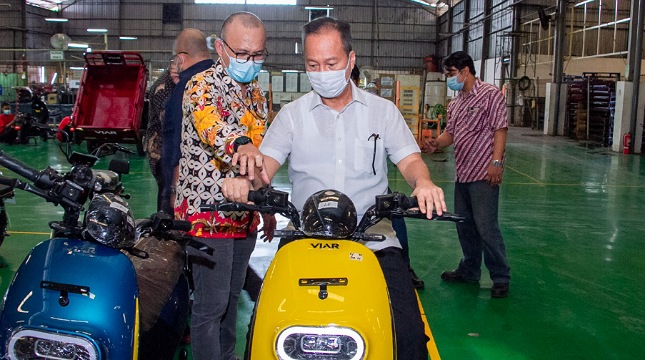 Menteri Perindustrian Agus Gumiwang Kartasasmita mencoba motor listrik