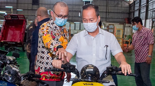 Menteri Perindustrian Agus Gumiwang Kartasasmita mencoba motor listrik
