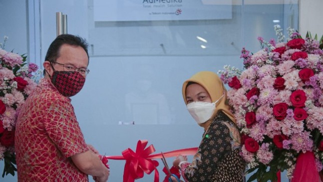 Kerja sama antara AdMedika dan Mayapada Hospital yang ditandai dengan seremonial gunting pita oleh CEO AdMedika Dwi Sulistiani (kanan) dan Group Commercial Director Mayapada Healthcare Benjamin Winoto (kiri)