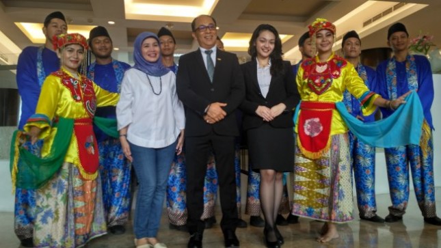 Jajaran Manajemen Hotel Santika Premiere Slipi Jakarta turut meramaikan acara Selayang Pandang Nusantara 
