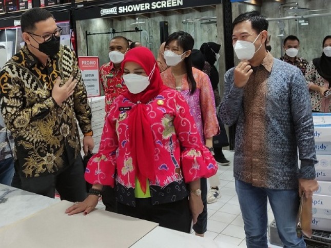 (kika) Indra Gunawan, Direktur Mitra10, Hj. Eva Dwiana Walikota Bandar Lampung, Erline Totong, COO Atria, Andy Totong, Dirut Mitra100