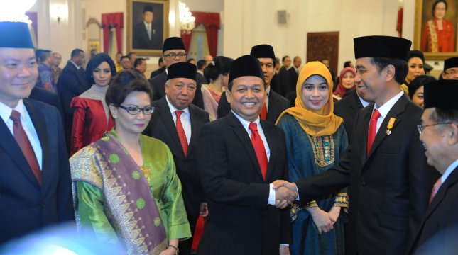 Soetrisno Bachir diberikan ucapan selamat oleh Presiden Jokowi usai dilantik sebagai Ketua KEIN, di Istana Negara, Jakarta, Rabu (20/1/2016). (Foto: Setkab/Rahmat)