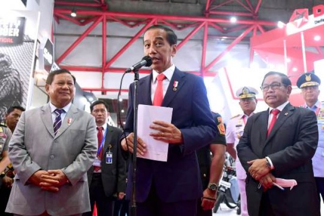 Presiden Jokowi bersama Menhan Prabowo Subianto dan Pramono Anung