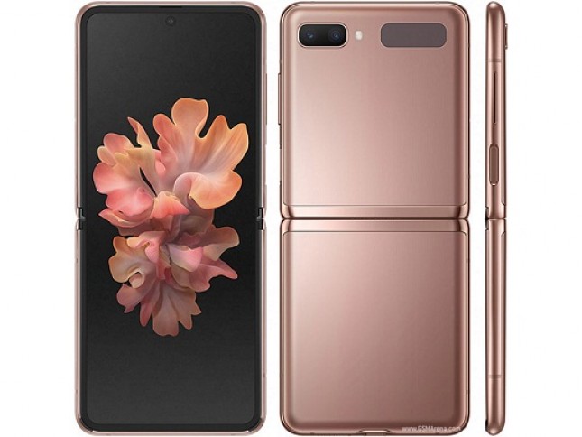 Smartphone keluaran baru PT Samsung Electronics Indonesia (SEIN), yaitu Samsung Galaxy Z Flip4 5G. Terlihat tampak depan, belakang dan samping. (Foto: Tagar.id)