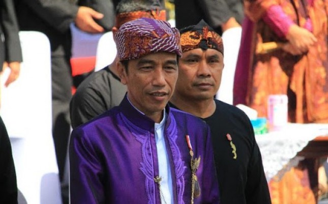 Presiden Jokowi mengenakan Ikat Kepala Makuta Sinatria di Karnaval Kemerdekaan Bandung (Foto Setkab)