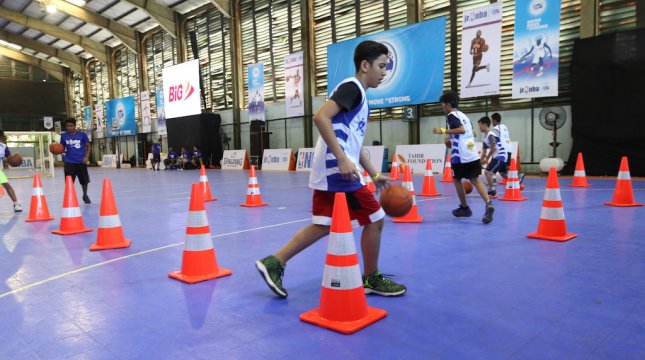 Peserta Selection Camp Jr. NBA Indonesia 2017 yang dipersembahkan oleh Frisian Flag, terlihat antusias mengikuti serangkaian pelatihan yang diberikan para pelatih. (Foto: IST)