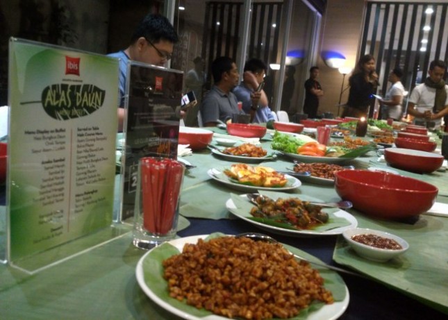 Menyambut ulang tahun Le Club Accor Hotels ke-9, Ibis Jakarta Harmoni meluncurkan promo food terbaru yaitu Makan Alas Daun.