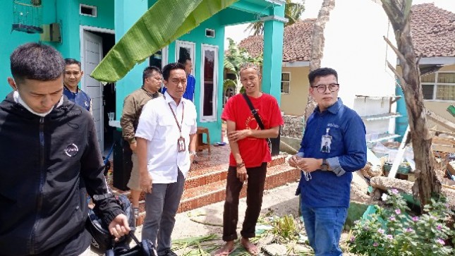 BSI diwakili oleh Alhuda Djanis RCEO Region Bandung mengunjungi lokasi (kanan) dan BSI Maslahat langsung menurunkan 7 orang tim rescue kebencanaan yang berlokasi di kota Cianjur serta bantuan logistik.