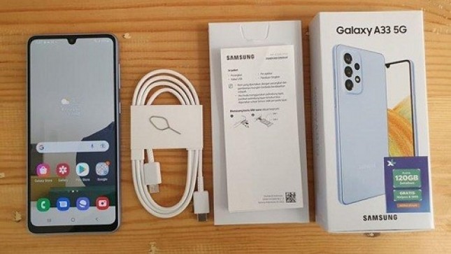 Samsung Galaxy A33 5G yang ditawarkan dalam satu paket berikut seluruh perlengkapannya. (Foto: PT Samsung Electronics Indonesia)
