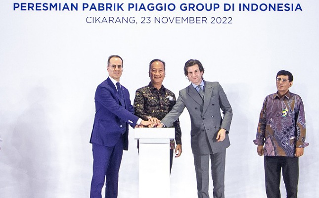 Menperin Agus Gumiwang Kartasasmita saat meresmikan pabrik PT Piaggio Indonesia di Cikarang