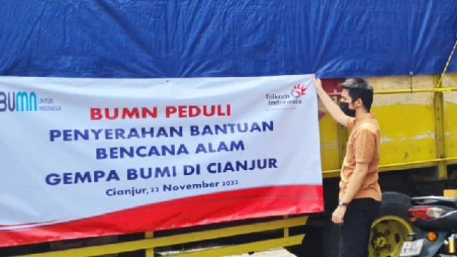 Penyerahan Bantuan Telkom Kepada Masyarakat yang Terdampak Bencana Gempa Bumi di Cianjur.