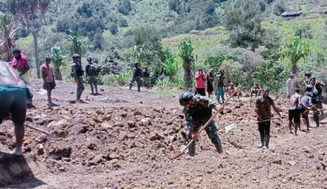 Satgas Yonif Mekanis 203 AK Manfaatkan Lahan Kosong Bersama Masyarakat Kampung Popome