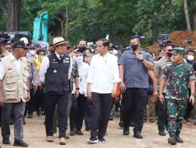 KASAD Dampingi Presiden Jokowi Tinjau Lokasi Bencana Cianjur