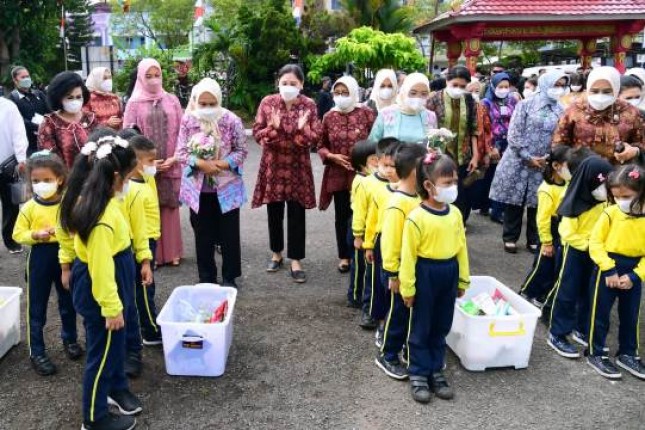 Ibu Iriana Jokowi dan OASE KIM Belajar dan Bermain dengan Anak-anak di Sumatra Selatan