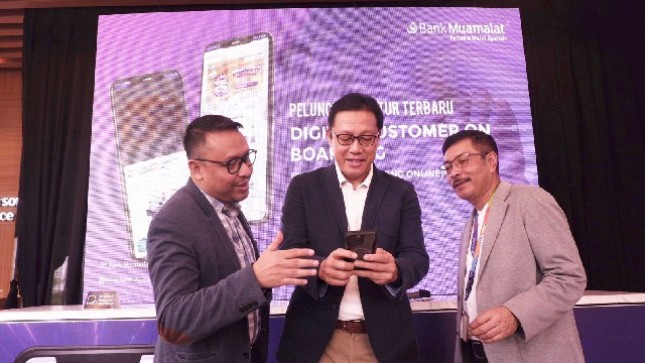 Direktur Utama PT Bank Muamalat Indonesia Tbk Achmad K. Permana (tengah), Direktur Keuangan PT Bank Muamalat Indonesia Tbk Hery Syafril (kiri) dan Head of Digital Banking PT Bank Muamalat Indonesia Tbk Marjuki (kanan) 