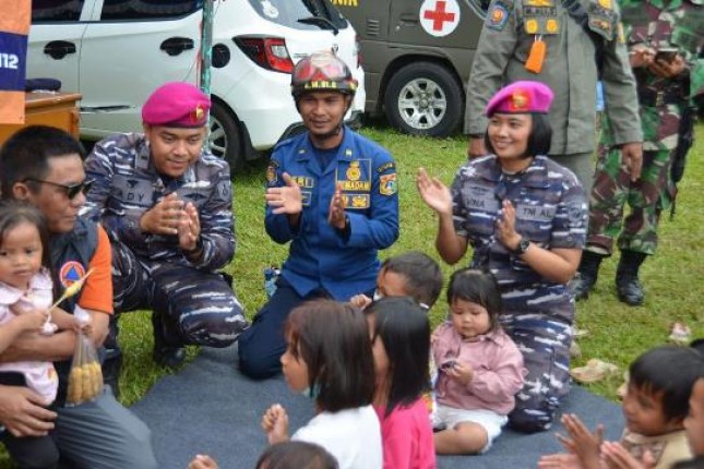 Satgas TNI AL Peduli Cianjur Laksanakan Trauma Healing Kepada Anak2 Terdampak Bencana Gempa